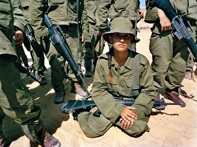 girl-soldiers-gun-m16 girl-soldiers-gun-m16
